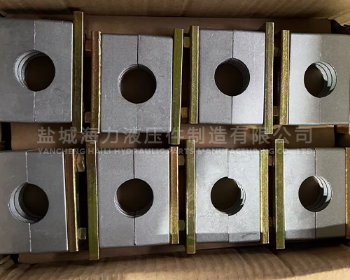 鋁合金管夾裝箱發貨